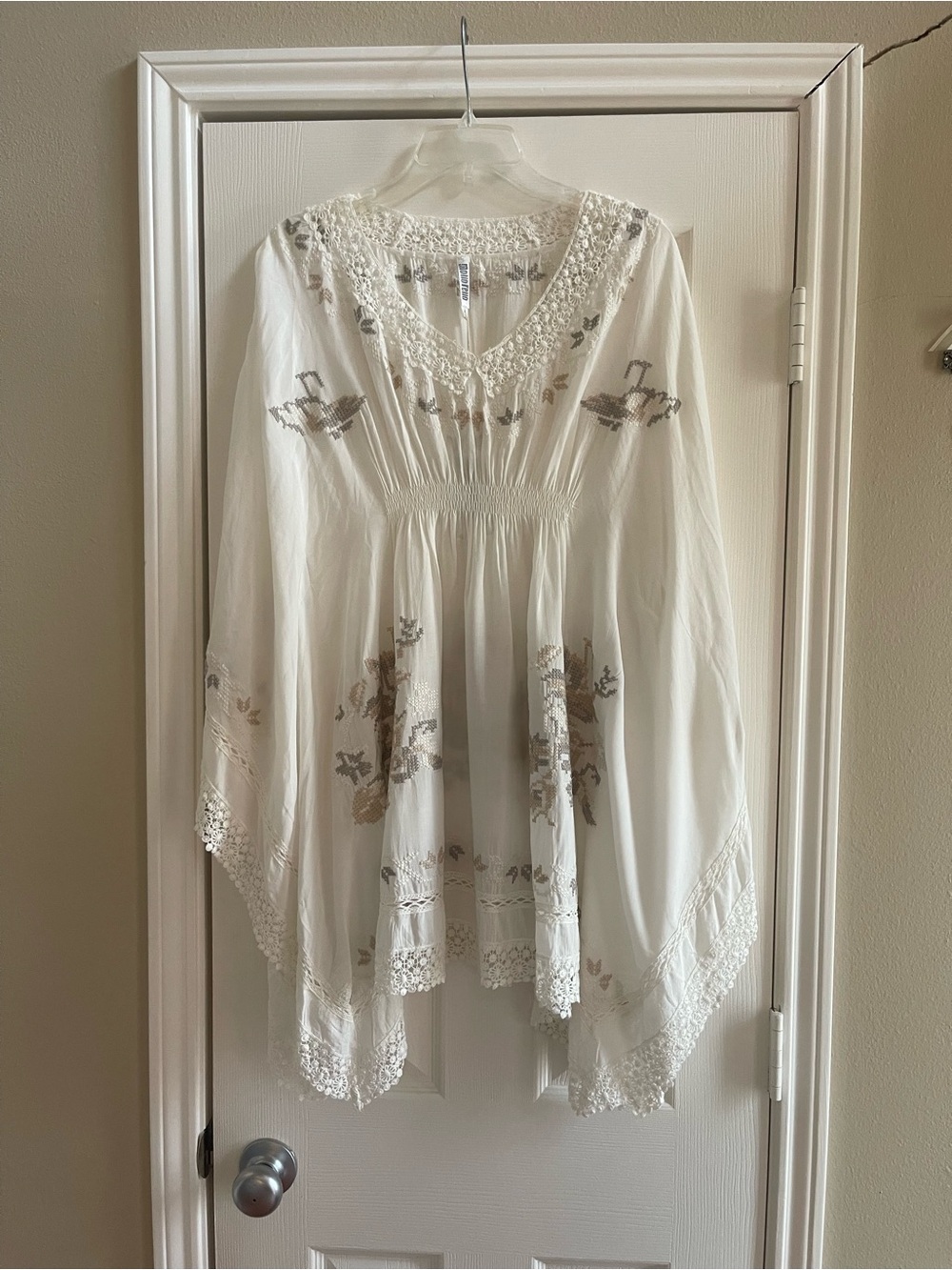Monoreno White Boho Embroidered V-Neck Tunic - Size: Large